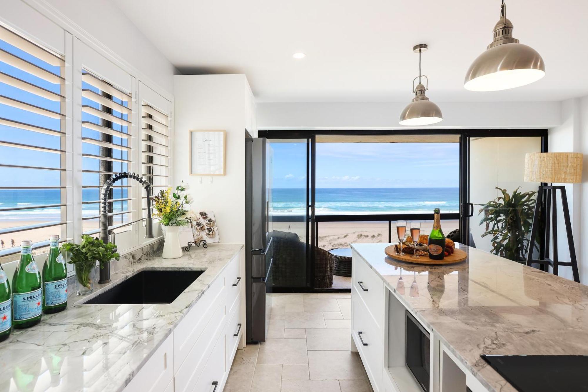 Salty Joe'S Beachfront Retreat Gold Coast Exterior photo