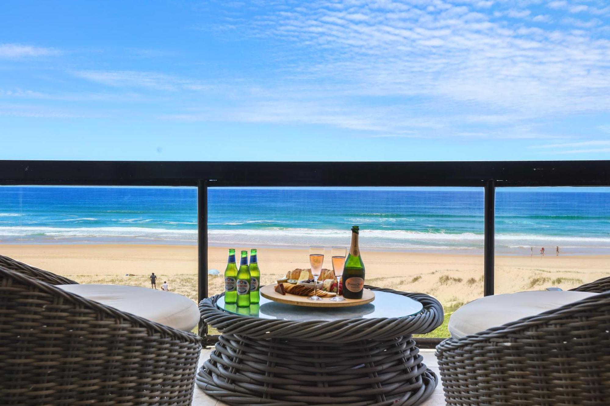 Salty Joe'S Beachfront Retreat Gold Coast Exterior photo
